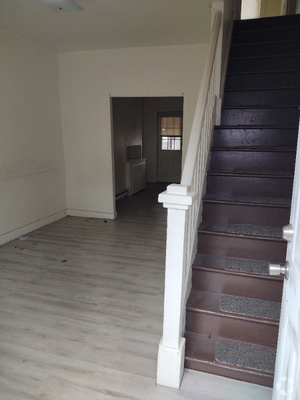 Building Photo - 52 Hallet St