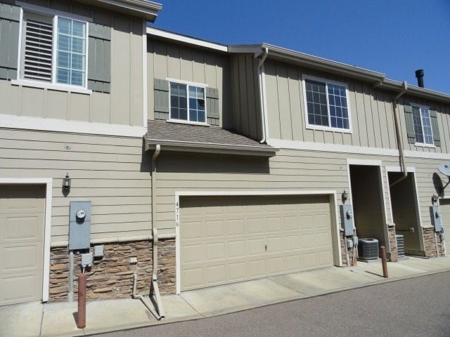 Building Photo - AVAILABLE NOW Nice Townhome 2 Car Garage