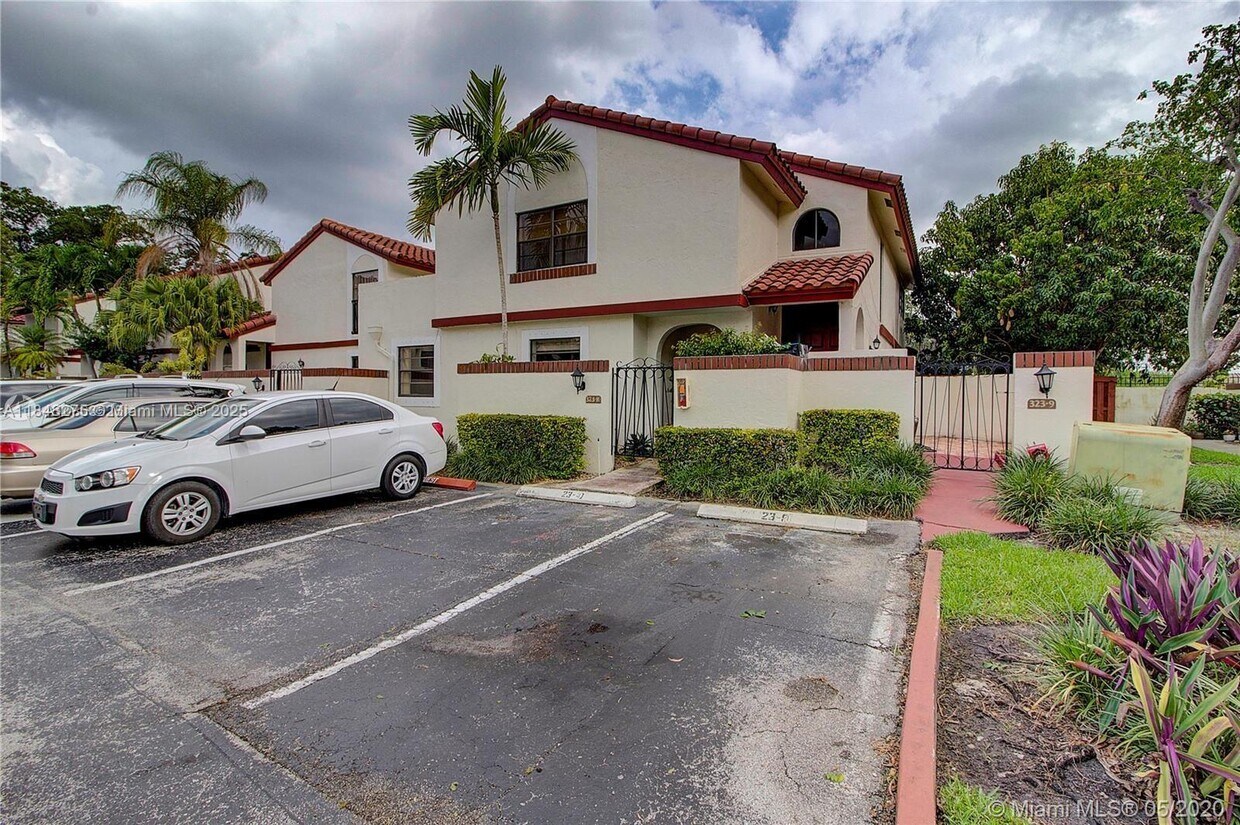 Foto principal - 323 Ives Dairy Rd