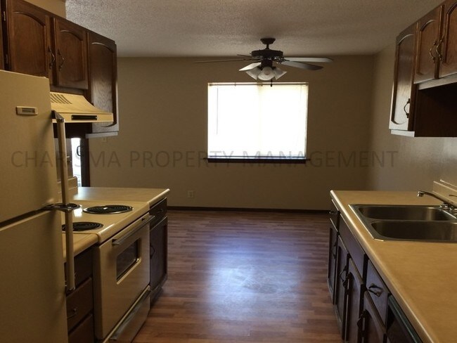 Building Photo - COZY 2 BD, 2 BA; PET FRIENDLY!