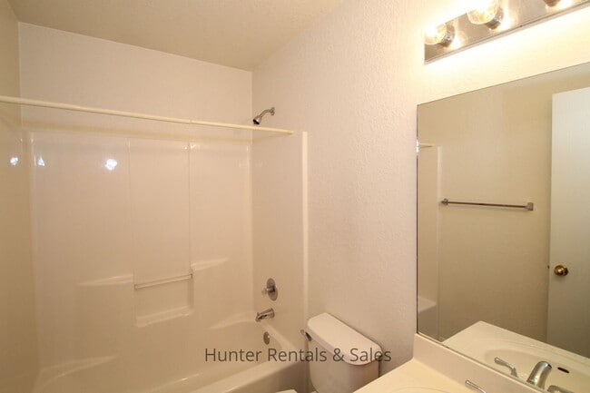 Building Photo - Heights Duplex!