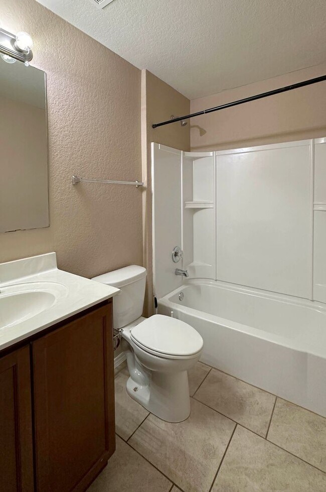 Building Photo - Nice 3/2 Home Available for Immediate Move...