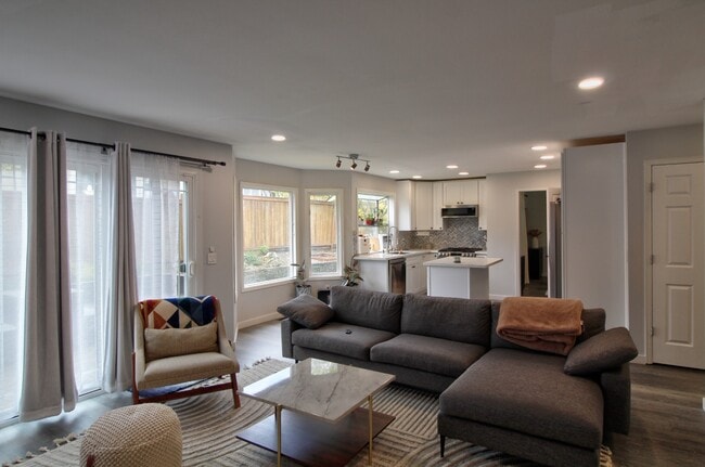 Foto del edificio - 940 223rd Pl NE