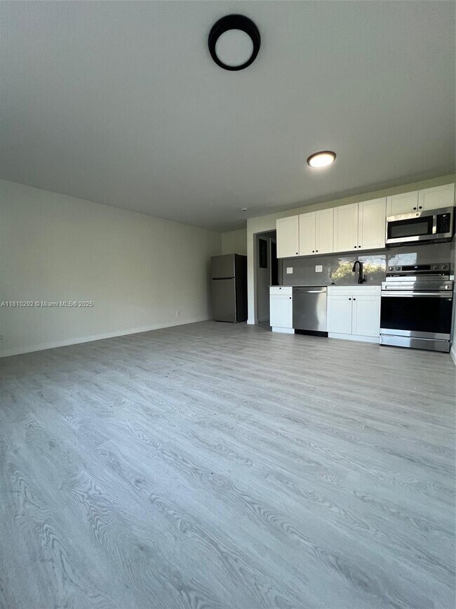 Foto del edificio - 1831 NE 56th St