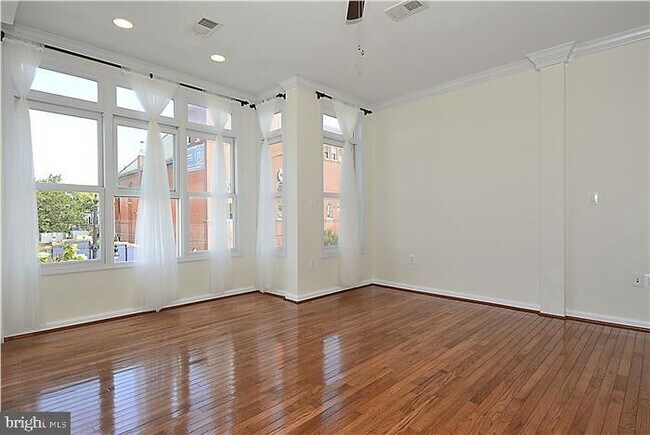 Foto del edificio - 1015 H St NE