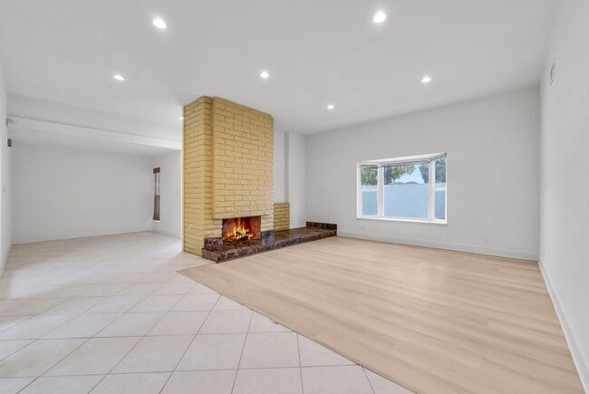 Foto del edificio - "Rare Single-Story Remodel: Modern 3BR End-Unit in University Park