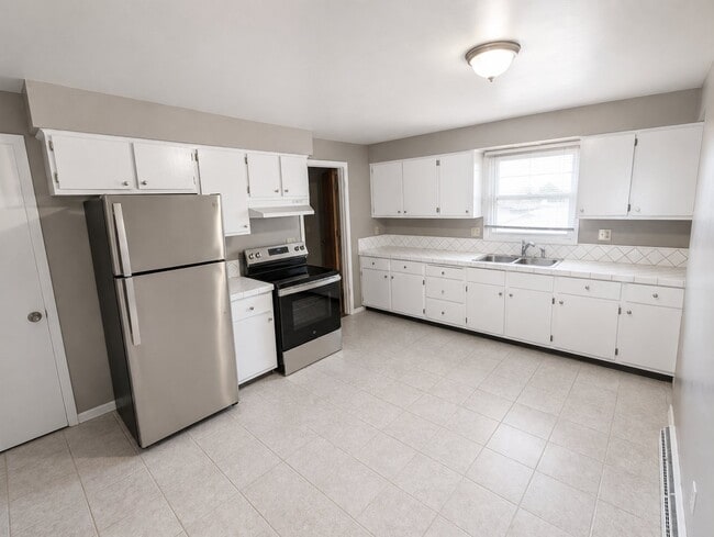Building Photo - 302 Meadow Ln