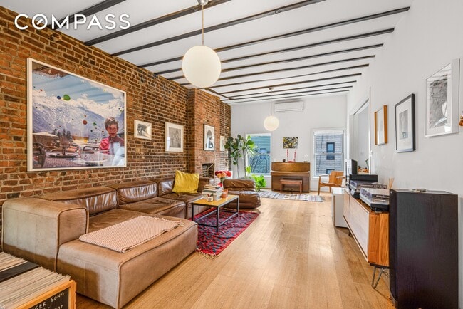 Building Photo - Charming 3 bedroom Duplex in Greenpoint. Must See