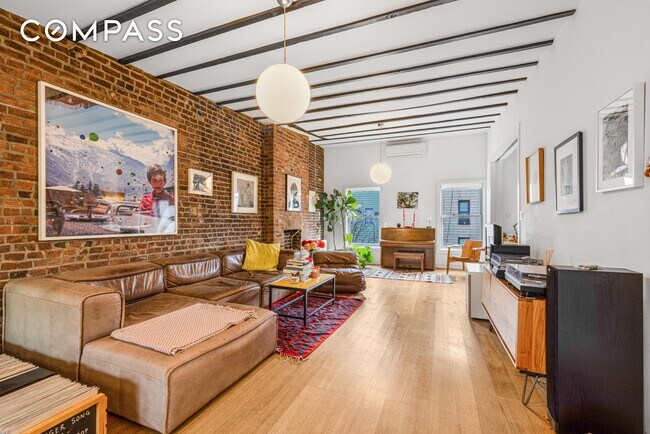 Foto del edificio - Charming 3 bedroom Duplex in Greenpoint. Must See