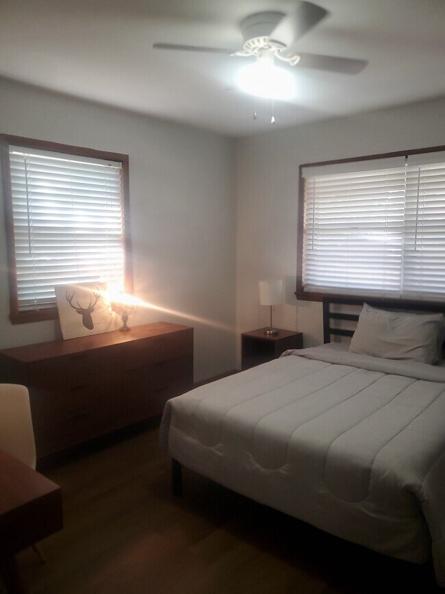 Foto del edificio - 1215 E Elm St