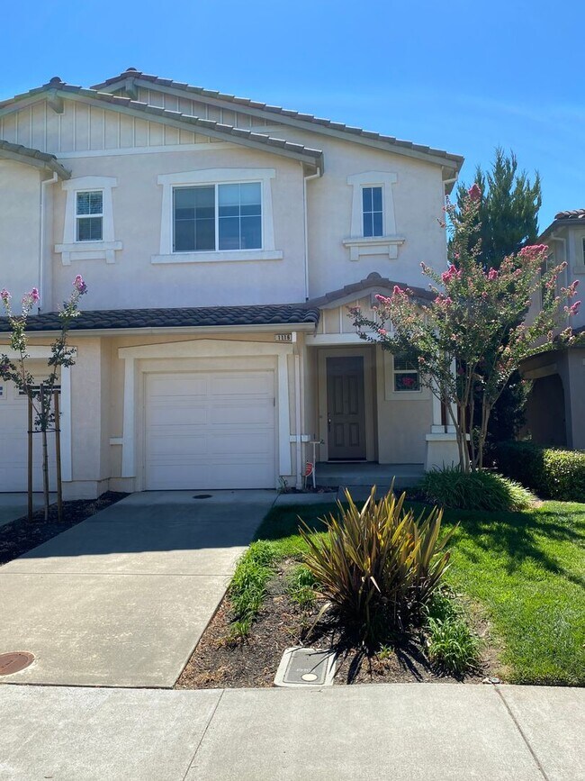 Building Photo - AVAILABLE NOW! Beautiful 3 Bedroom 2 Bath ...