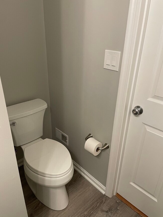 Medio baño en el piso principal - 3922 Kathryn Jean Ct