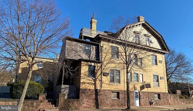 Building Photo - 631 E High St