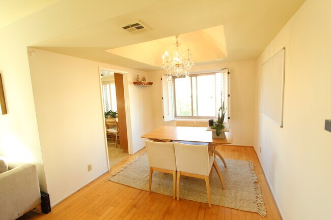 Building Photo - 439 N Doheny Dr