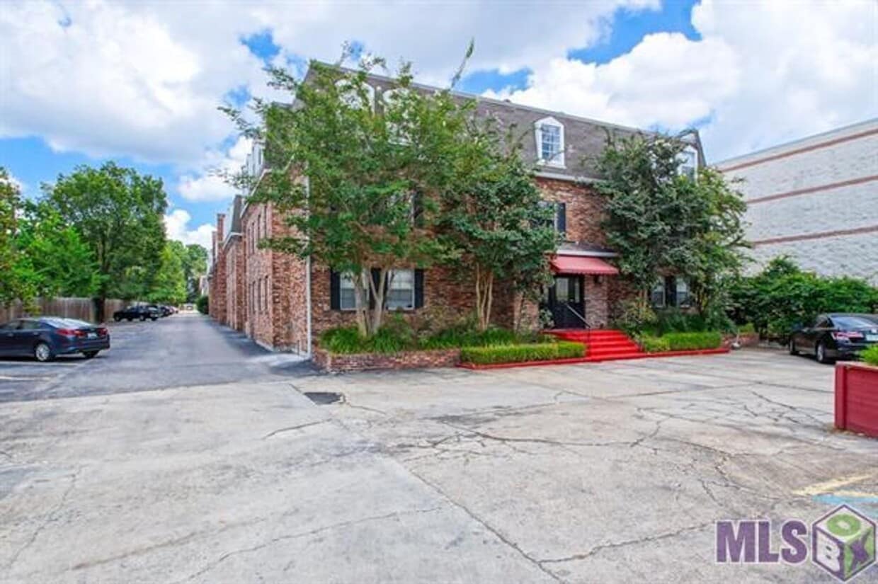 Foto principal - Stylish 2-Bed, 2-Bath Condo in Vibrant Mid...