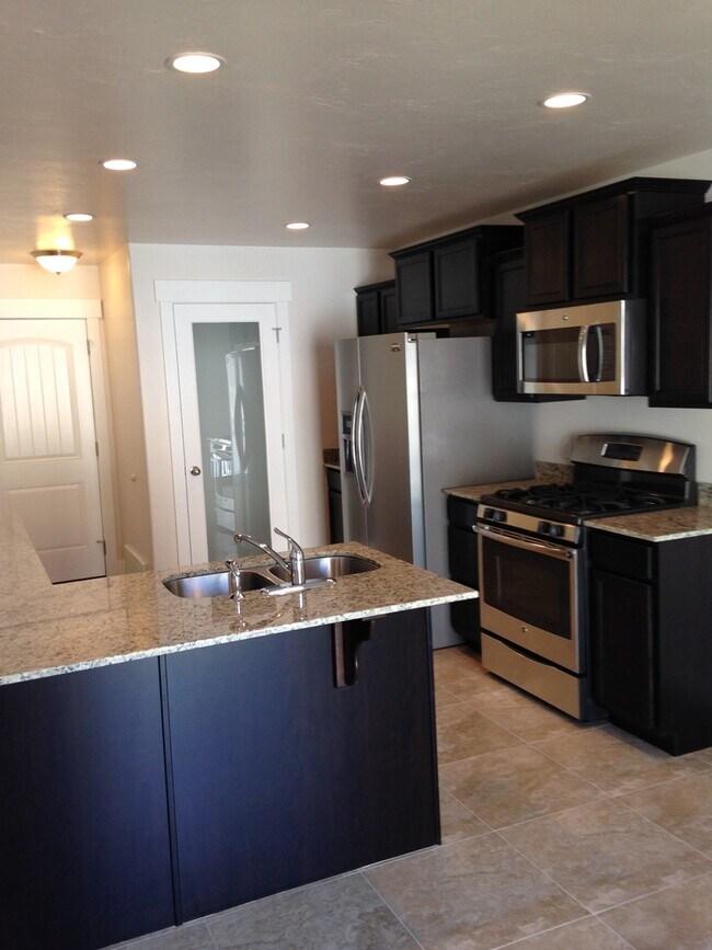 Foto del edificio - Luxury 3 bedroom Townhome Home!