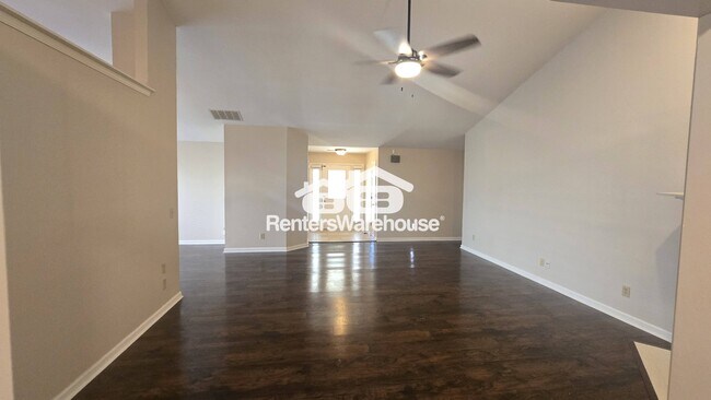 Foto del edificio - 1582 Longwood Dr
