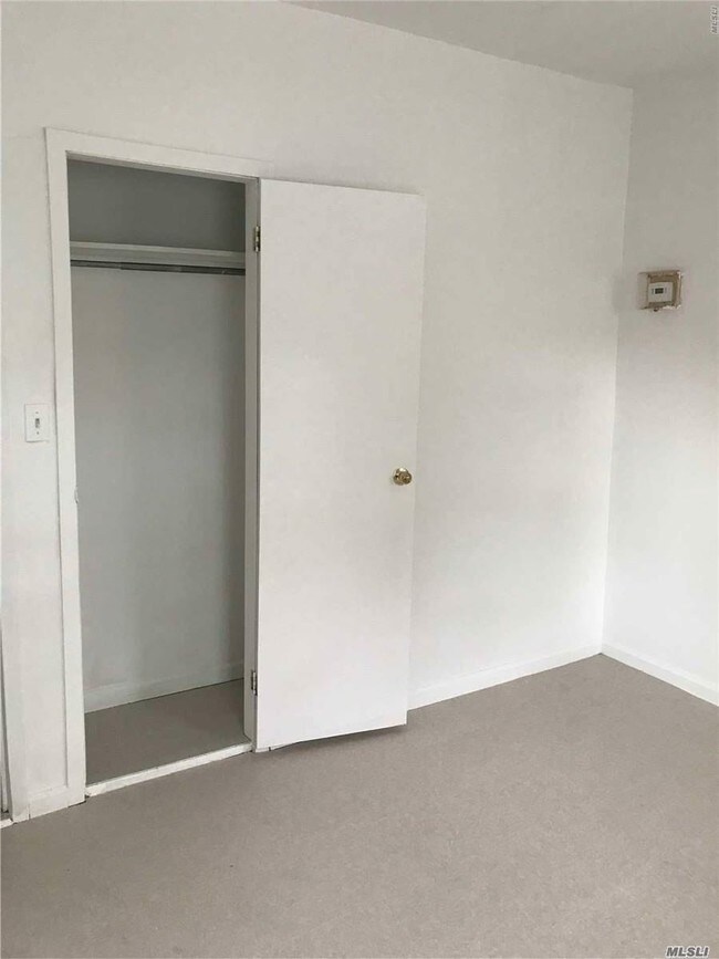 Foto del edificio - 31-15 Linden Pl