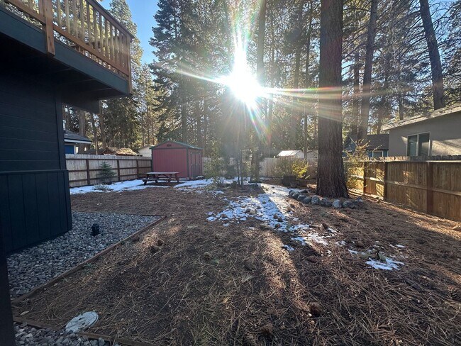 Building Photo - Quaint 3 Bedroom Home with Modern Upgrades...