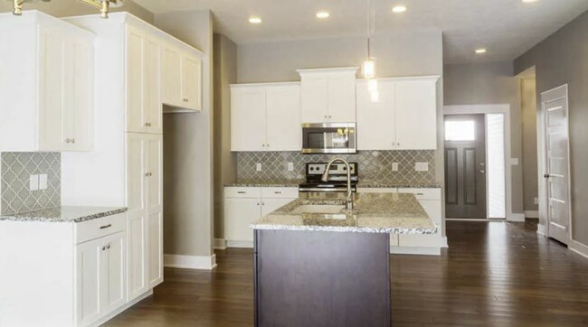 Building Photo - Spacious 5 Bedroom/3Bath Single Family Home