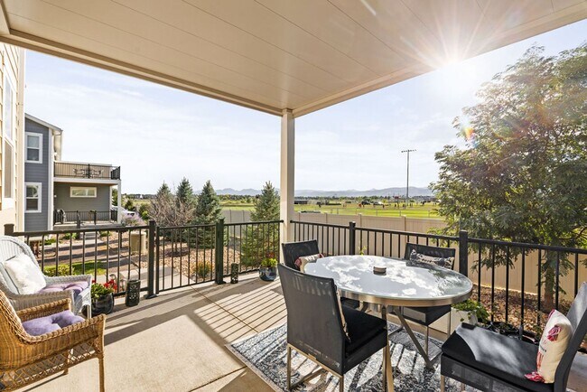 Foto del edificio - Beautiful 6 Bed/4.25 Bath Townhome with Mo...