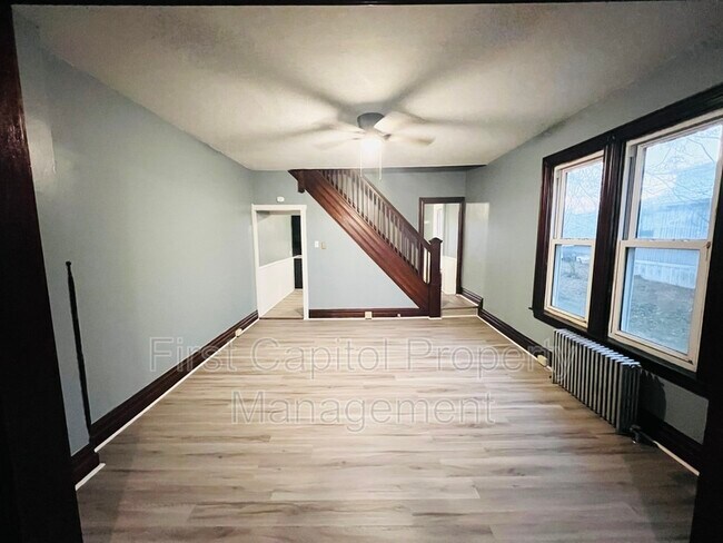 Building Photo - 1102 W Elm Ave