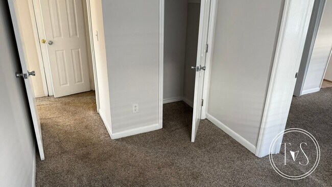 Foto del edificio - WINTER MOVE-IN SPECIAL: $750 OFF 1st MONTH'S RENT!**