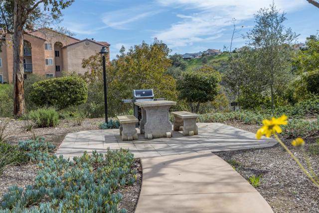 Foto del edificio - 7130 Shoreline Dr