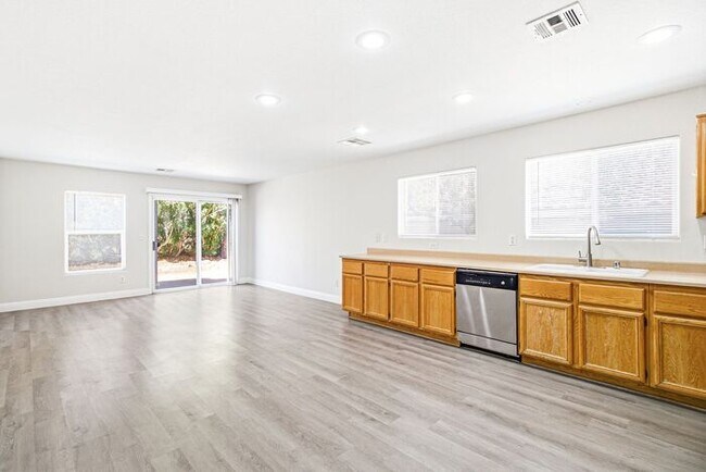 Foto del edificio - Spacious Henderson Home with Open Layout & Endless Backyard Potential!