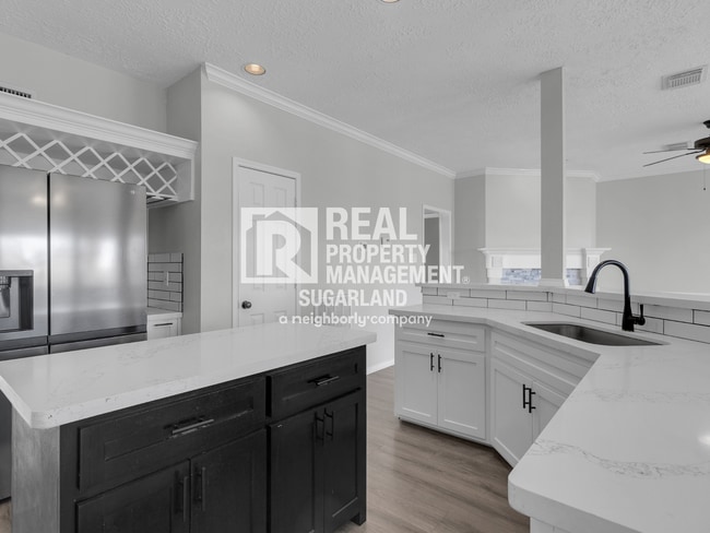 Building Photo - Executive Living in the Heart of Sugar Land