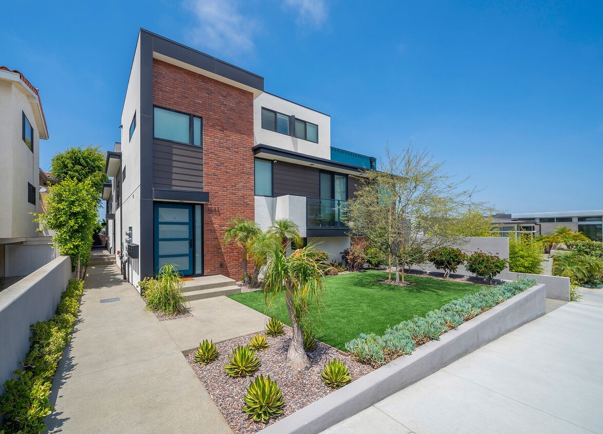 Primary Photo - Modern Manhattan Beach Townhome!