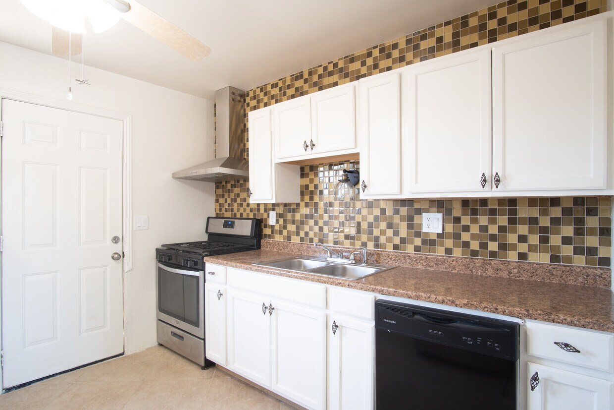 Glass backsplash! - 57371 Yucca Trail