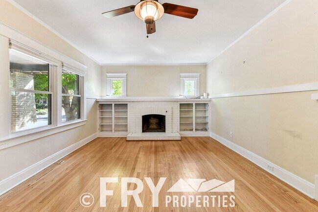 Building Photo - Classic Bungalow in Amazing Location with ...