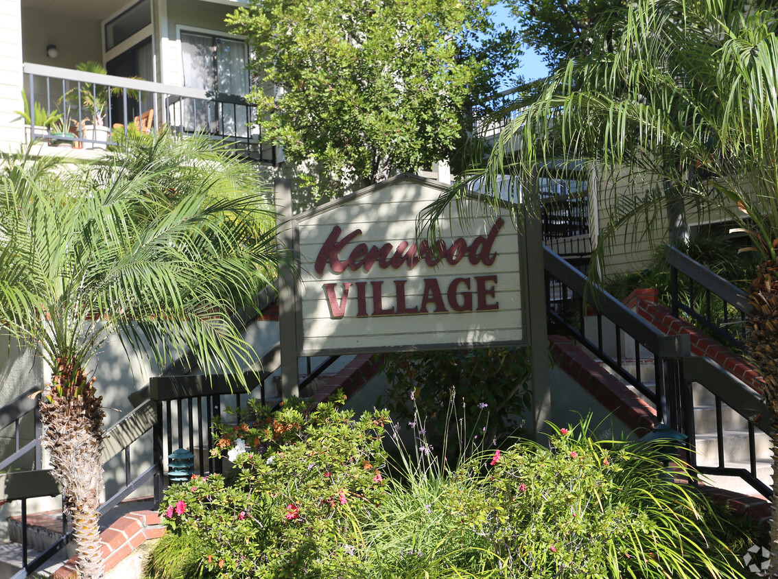 Pylon sign - Kenwood Village