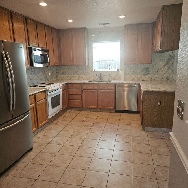 Foto del edificio - Spacious Open Floor Plan Close to Schools ...