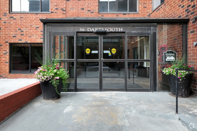 Entrada - Pleasant Plaza