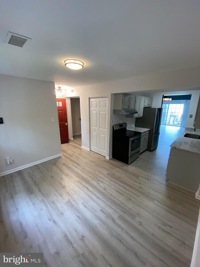 Foto del edificio - 6352 Pine View Ct