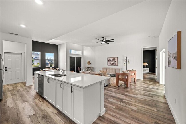 Foto del edificio - New Construction Home in Desirable Cape Co...