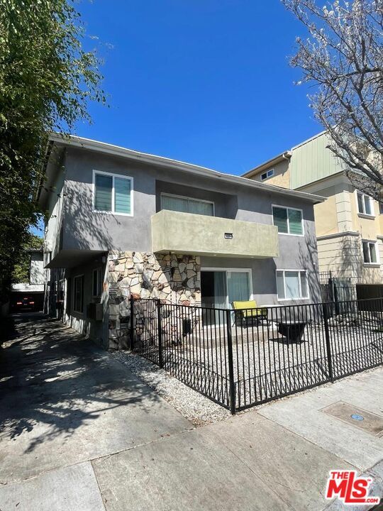 Primary Photo - 629 N W Knoll Dr