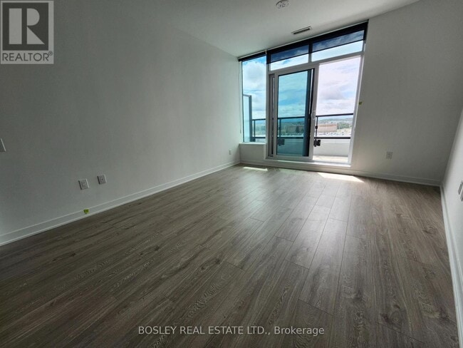 Photo du bâtiment - 2495 Eglinton Ave W