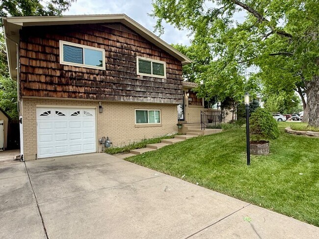 Building Photo - Park-like Yard, Updated Home