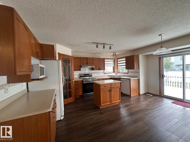 Photo du bâtiment - 2331-237B 37b Ave NW