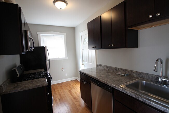 Foto del edificio - 2 Bed / 1 Bath Beautiful Rehabbed Apartment in Hermosa near Fullerton Bus, Restaurants & Shopping...