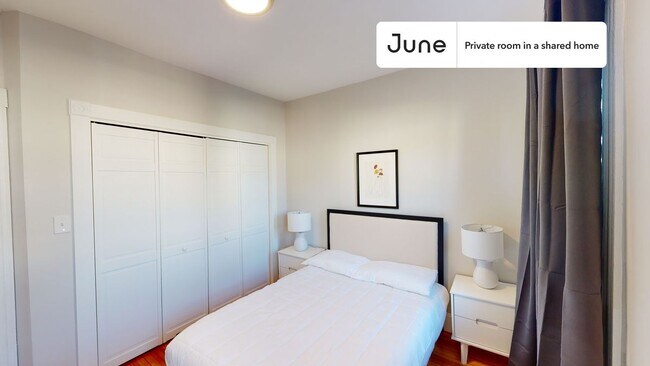 Foto del edificio - Private bedroom in 4 bed/1 bath Home