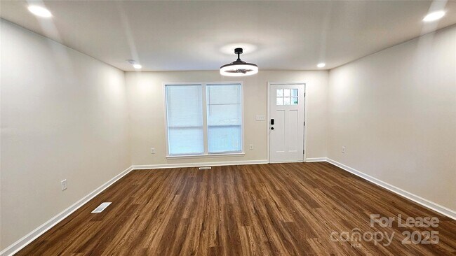 Foto del edificio - 703 Central Dr NW