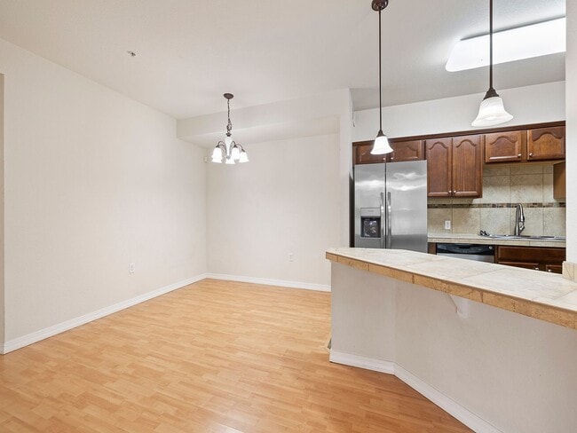 Building Photo - 2 bed 2 Bath Condo with Community Pool!