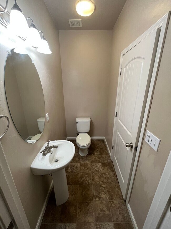 Foto del edificio - Great Town House Available Now!