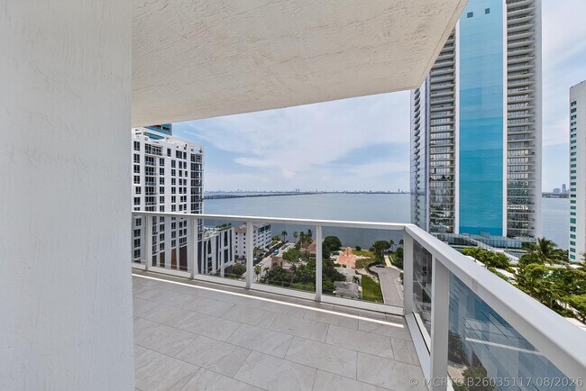 Foto del edificio - 600 NE 27th St