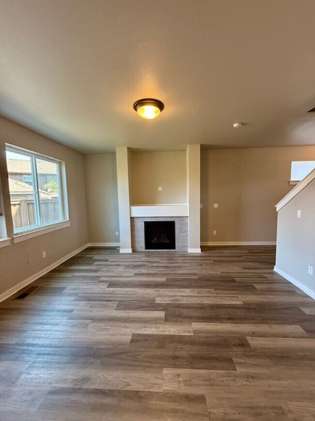 Building Photo - Beautiful 3-Bedroom Townhome in Purcell La...