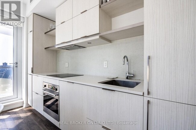 Building Photo - 197 Yonge St